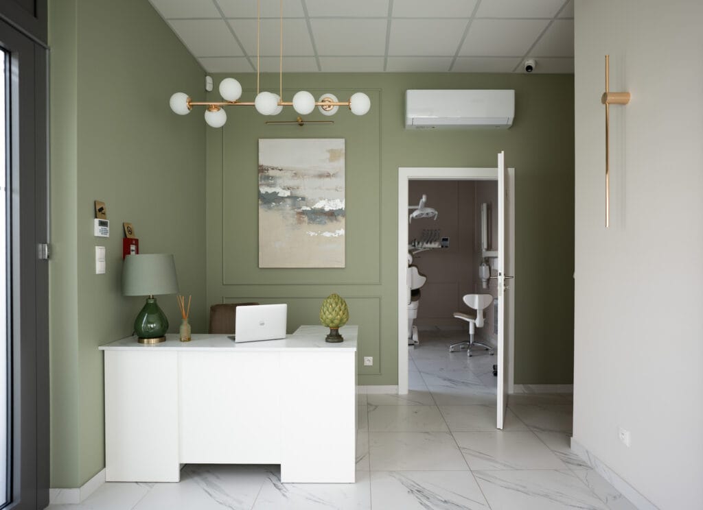 Nowoczesna recepcja gabinetu stomatologicznego KW Dent w stonowanych zielonych barwach