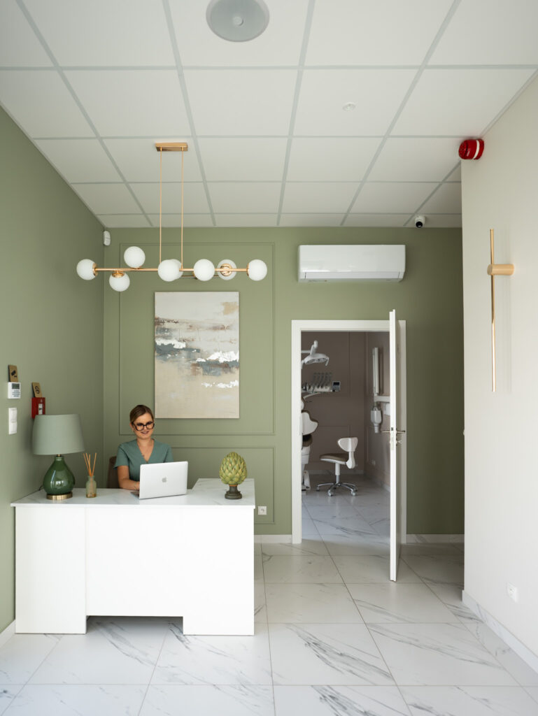 Nowoczesna recepcja gabinetu stomatologicznego KW Dent w stonowanych zielonych barwach