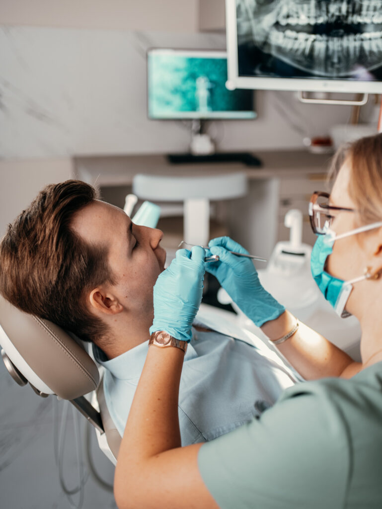 Stomatolog badająca pacjenta w gabinecie stomatologicznym KW Dent Warszawa stomatologia i ortodoncja