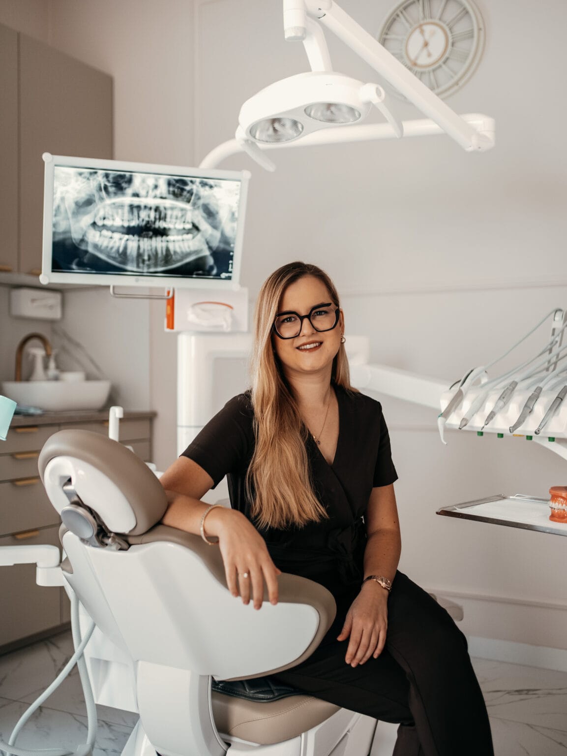 Portret ortodontki Katarzyny Wawer w stroju medycznym