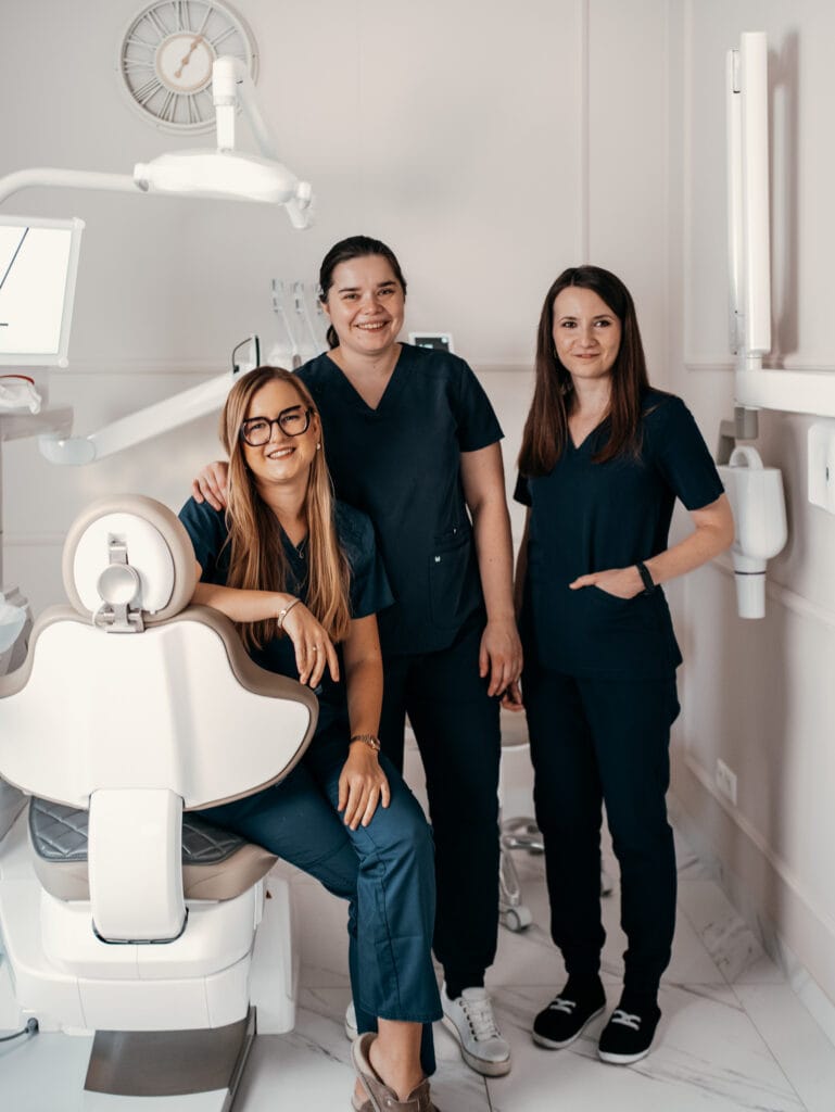 Portret zespołu KW Dent Warszawa w gabinecie stomatologicznym