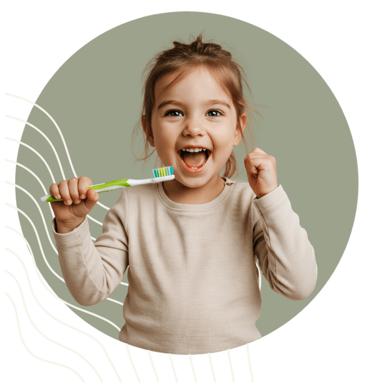 Uśmiechnięta dziewczynka z kucykiem trzyma kolorową szczoteczkę do zębów